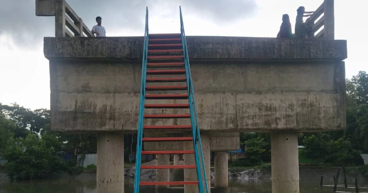 ফেনী‌তে ৯ কোটি টাকার সেতুতে নেই সং‌যোগ সড়ক, লোহার সিঁড়িতে ঝুঁকিপূর্ণ পারাপার