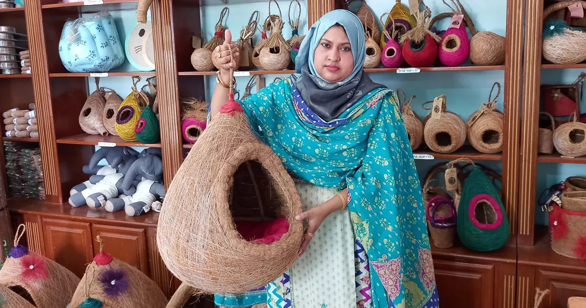 ইউরোপে ছড়িয়ে পড়ছে বাগেরহাটের নারীদের হাতে তৈরি পাখির বাসা, খেলনা