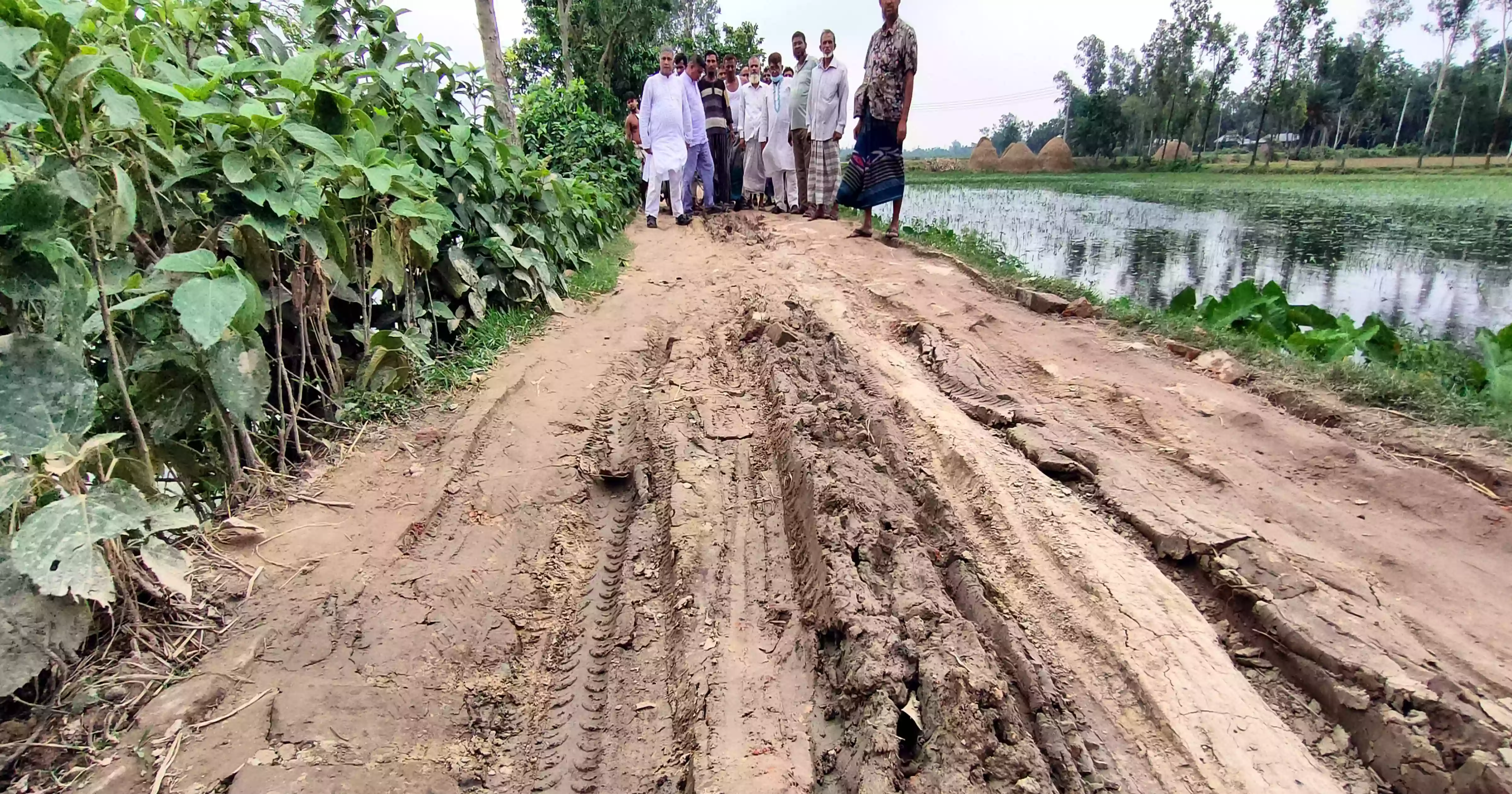 চুনিয়াগাড়ির বেহাল তিন সড়কে থমকে আছে সম্ভাবনা