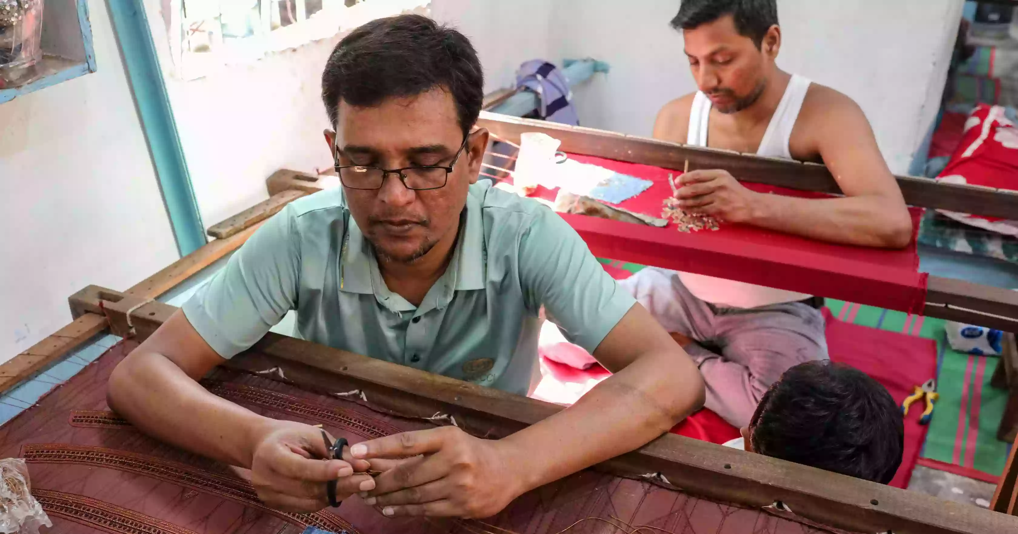 সৌন্দর্যের বুননে ব্যস্ত কারচুপির কারিগরেরা