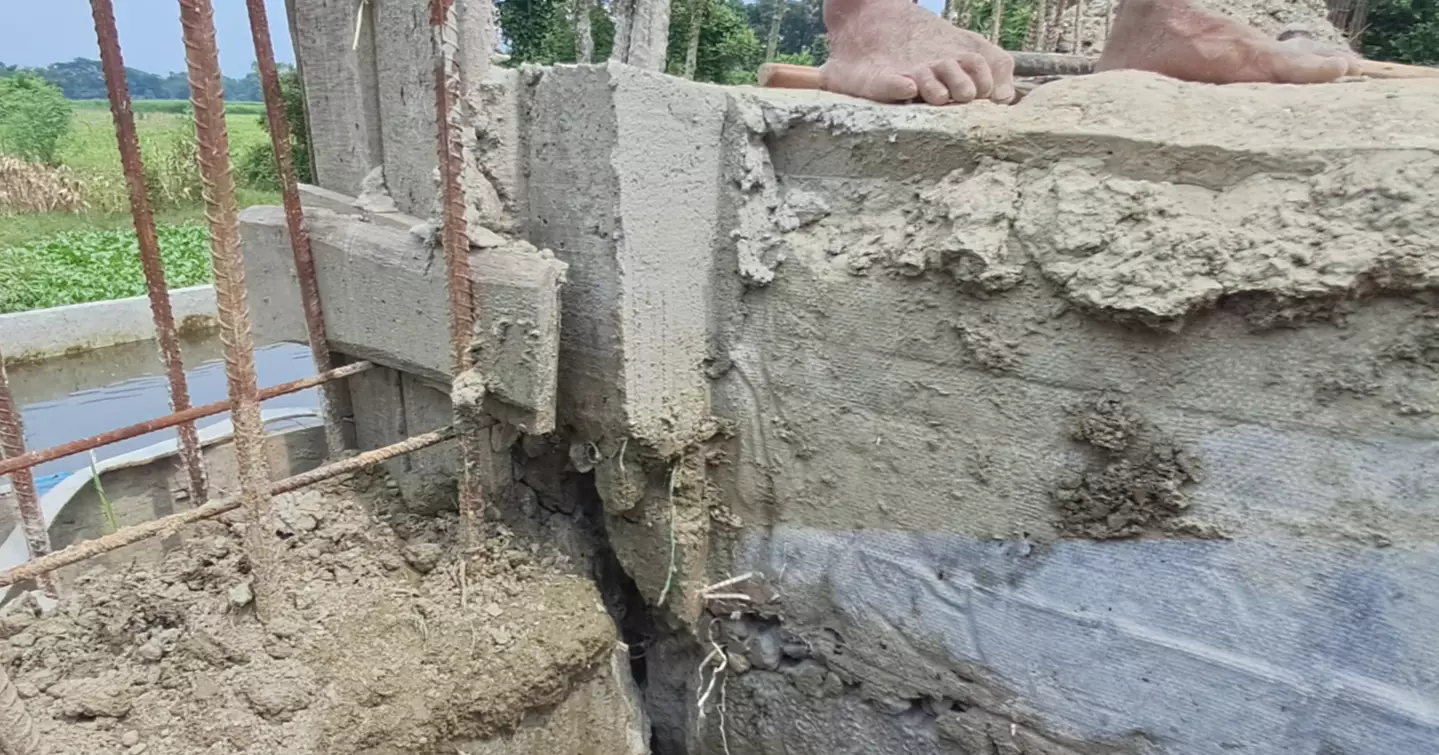 নির্মাণকাজ শেষ হওয়ার আগেই চাঁদপুরে সেতুতে ফাটল