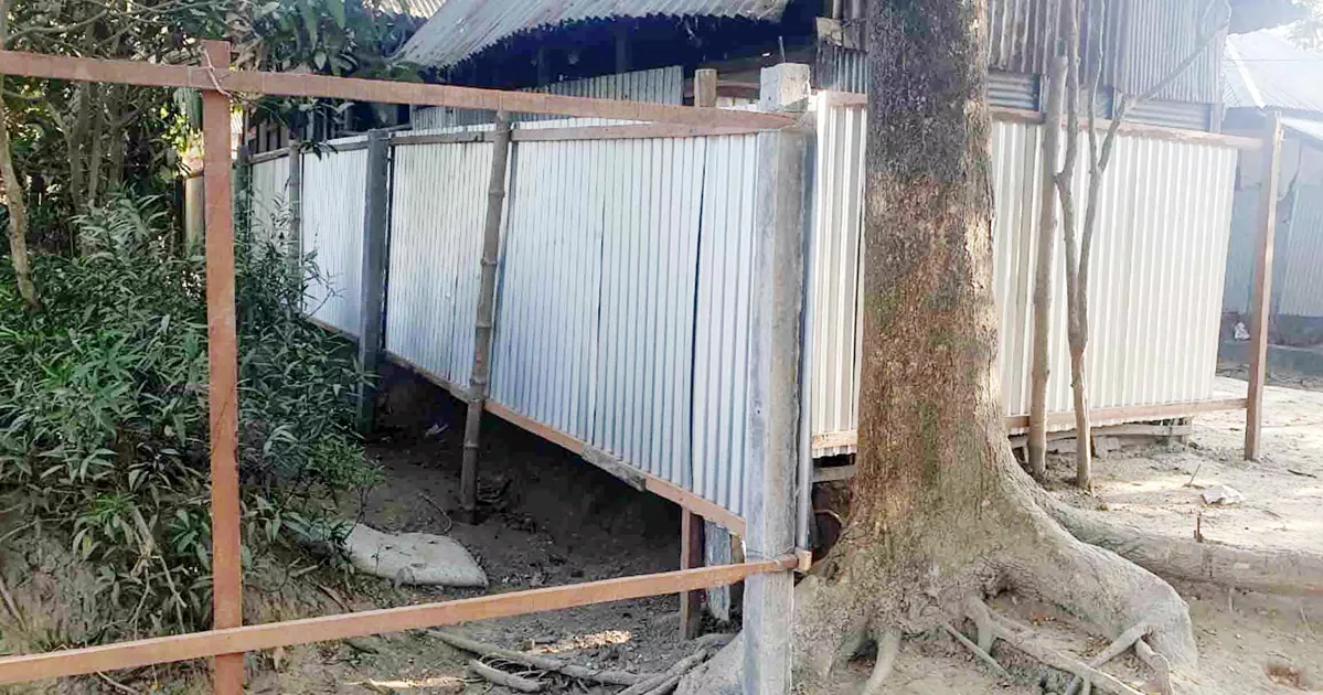 কুমিল্লায় জমির দ্বন্দ্বে বাড়ি ঘিরে বেড়া, আটকা পড়েছে দুটি পরিবার