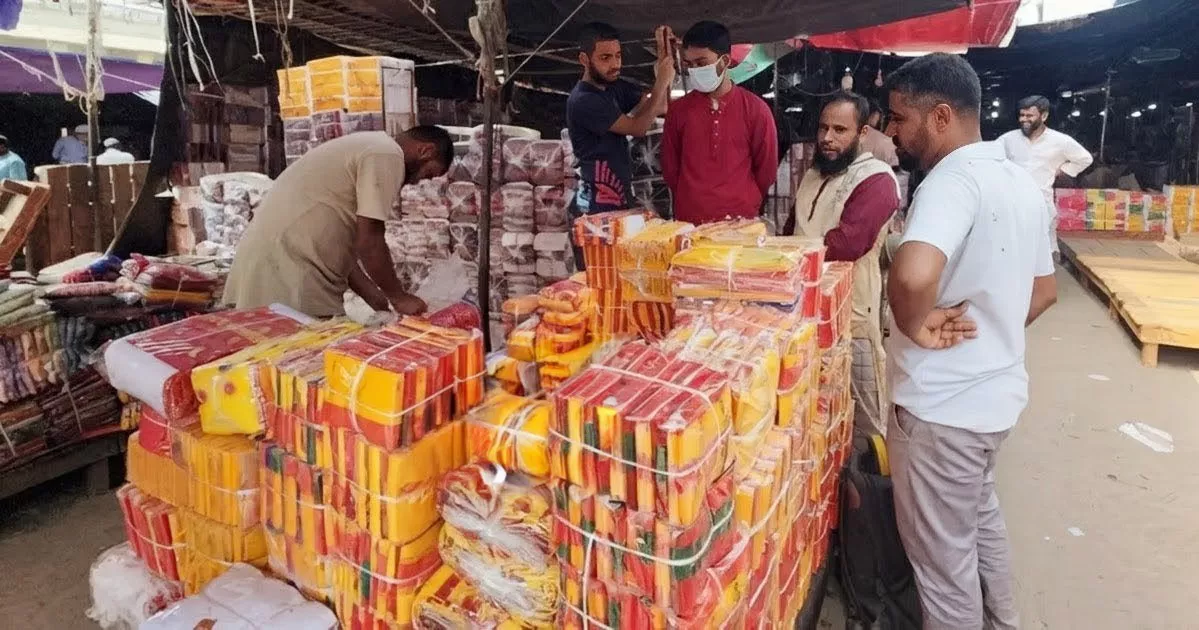 ঈদের আগে জমজমাট শাহজাদপুর কাপড়ের হাট