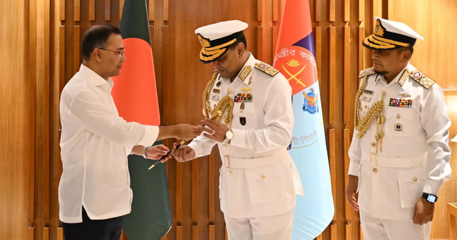 নবনিযুক্ত নৌবাহিনী প্রধানকে র‍্যাঙ্ক ব্যাজ পরালেন প্রধানমন্ত্রী