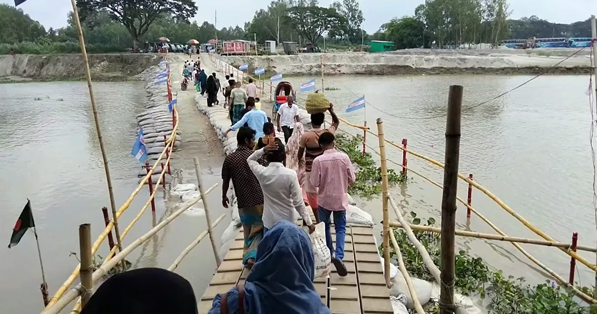 পদ্মায় পানি বাড়ায় ফেরি চলাচল ব্যাহত, পাটুরিয়ায় ফেরি-লঞ্চে ওঠানামায় বেড়েছে দুর্ভোগ