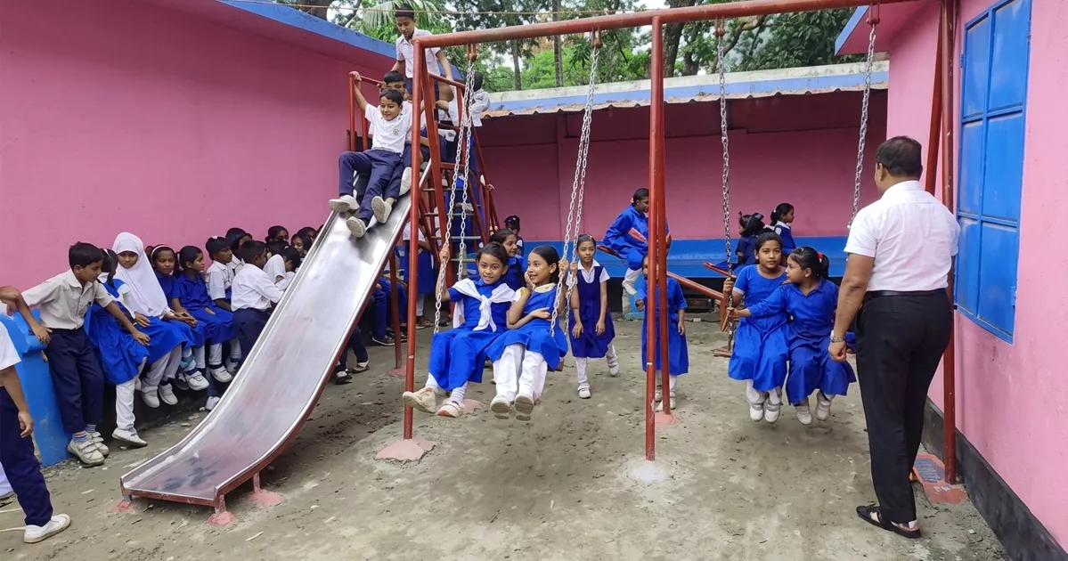 মাদকের আখড়া থেকে ‘গোলাপী শিশুপার্ক’: বদলে গেছে কুমিল্লার এক জরাজীর্ণ স্কুল