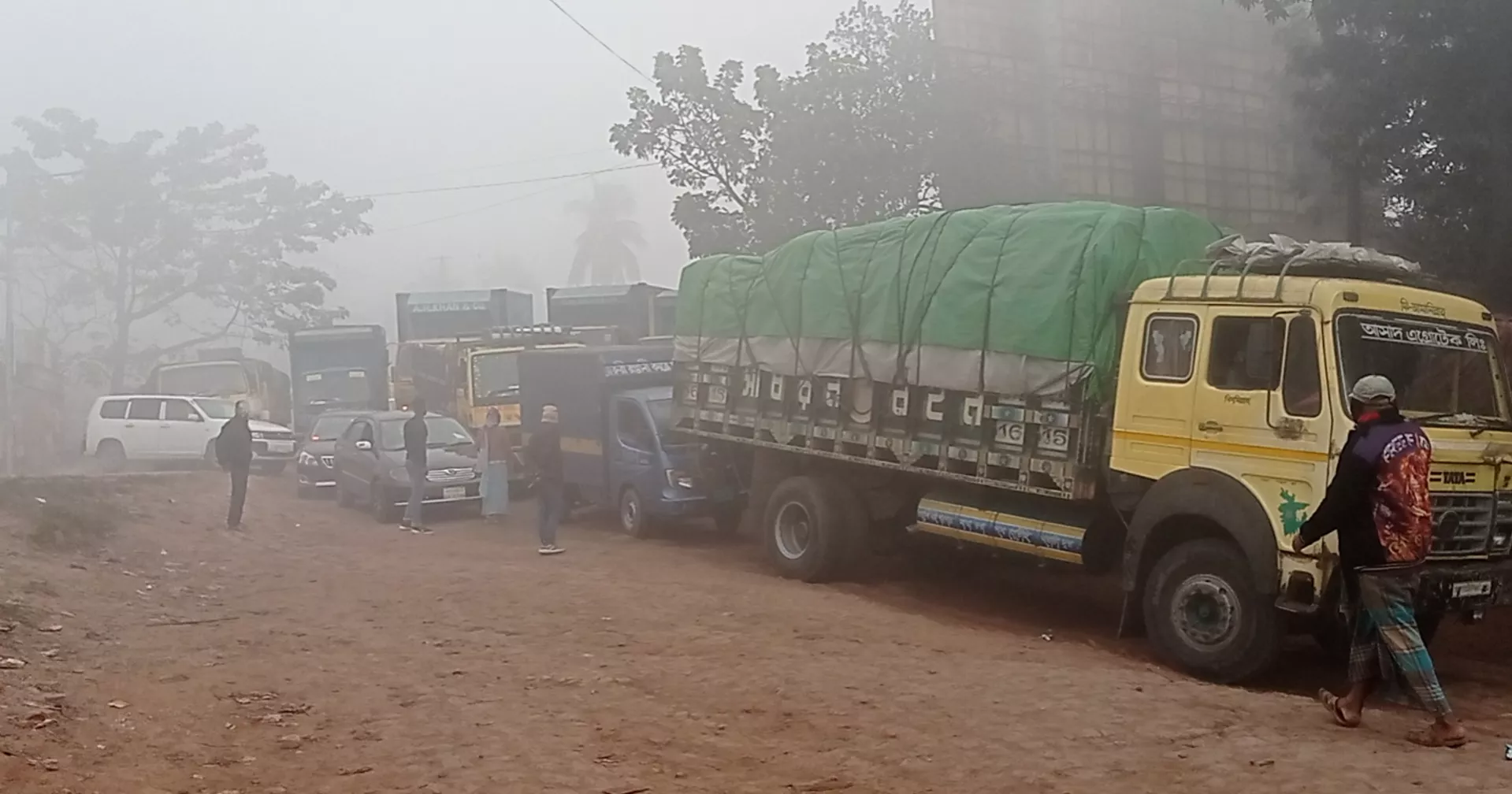 কুয়াশায় আরিচা-কাজিরহাট ও পাটুরিয়া-দৌলতদিয়ার ফেরি চলাচল বন্ধ