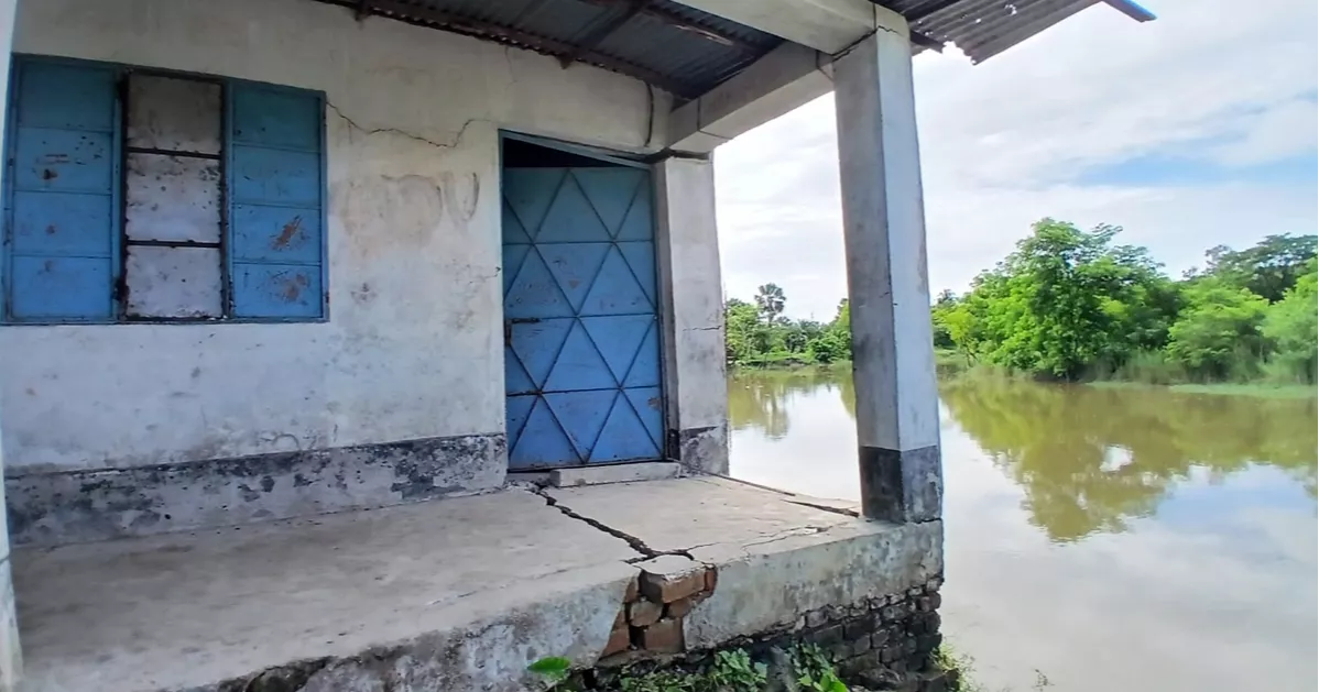 ফেনীতে নদীর করাল গ্রাসে বিদ্যালয় ভবন