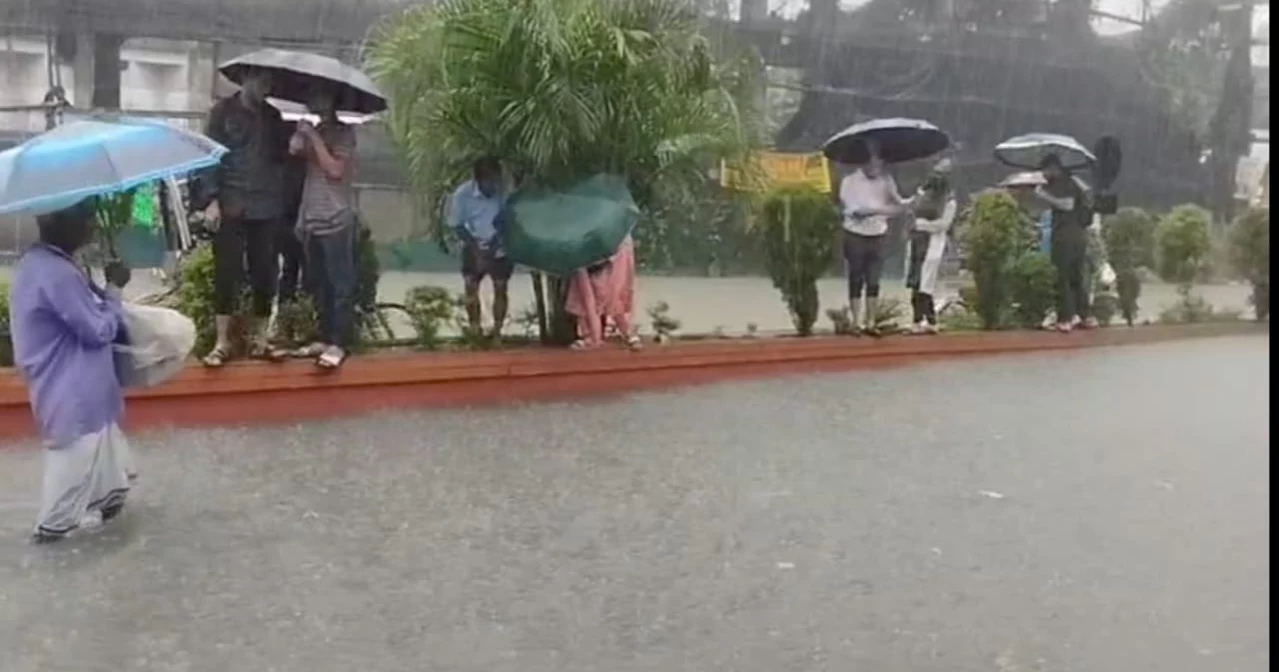 চট্টগ্রামে টানা বৃষ্টিতে ব্যাপক জলাবদ্ধতা, জনদুর্ভোগ চরমে