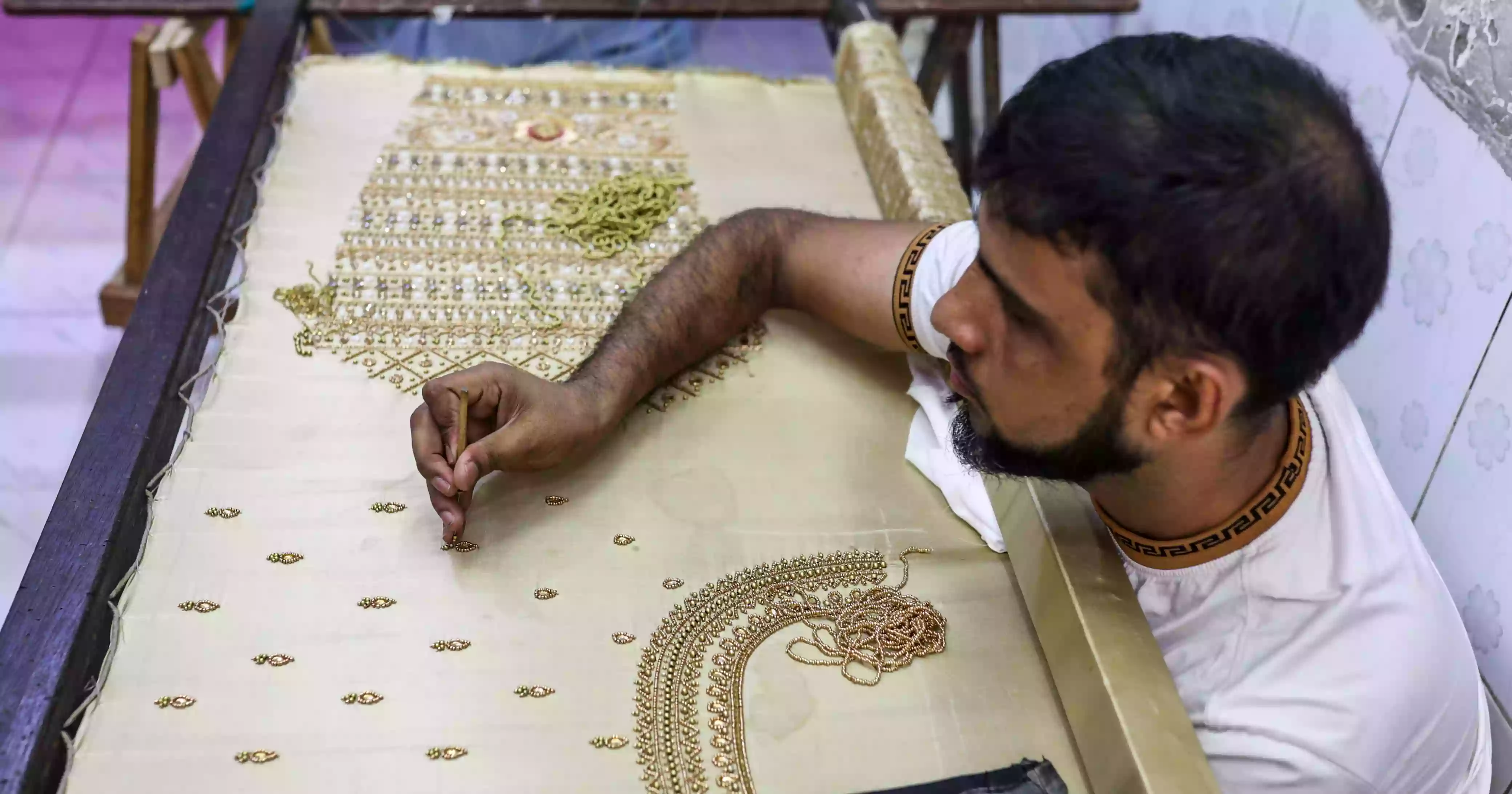 সৌন্দর্যের বুননে ব্যস্ত কারচুপির কারিগরেরা