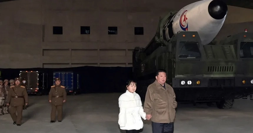 প্রথমবারের মতো বিদেশ সফরে কিম-কন্যা, বেইজিংয়ে তার উপস্থিতি কী বার্তা দিচ্ছে?