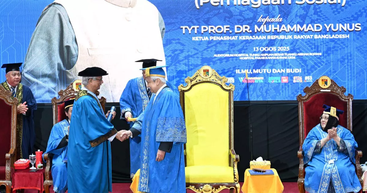 সামাজিক ব্যবসায়ের পথিকৃত হিসেবে ইউকেএম থেকে সম্মানসূচক ডক্টরেট ডিগ্রি পেলেন অধ্যাপক ইউনূস