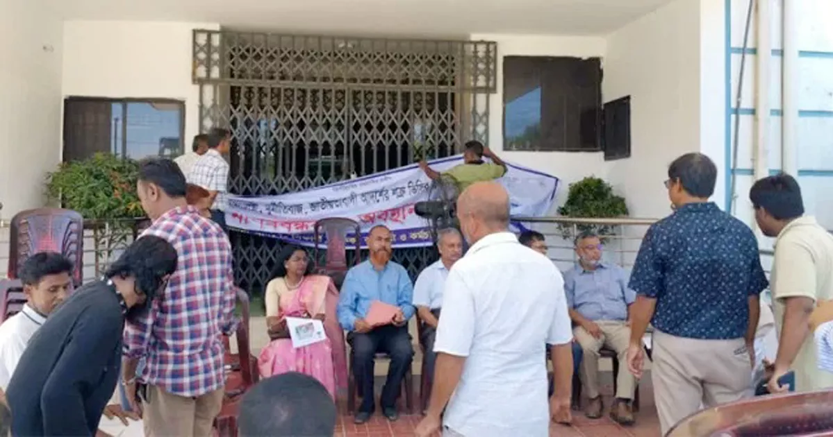 উপাচার্যের অপসারণ দাবিতে সিকৃবিতে অবস্থান কর্মসূচি অব্যাহত