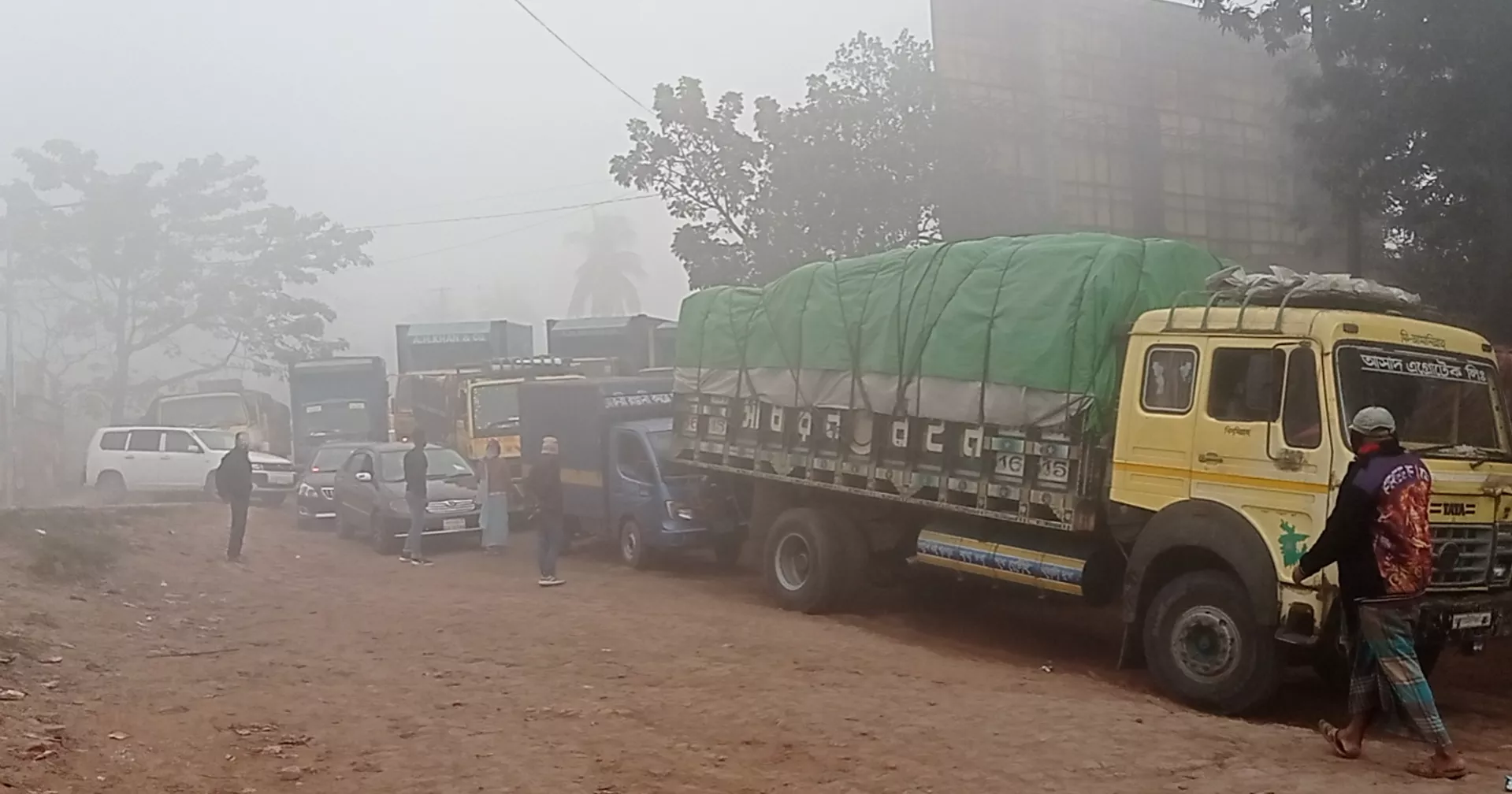 ঘন কুয়াশায় ২ নৌরুটে ফেরি চলাচল বন্ধ, মাঝ নদীতে ৪ ফেরি