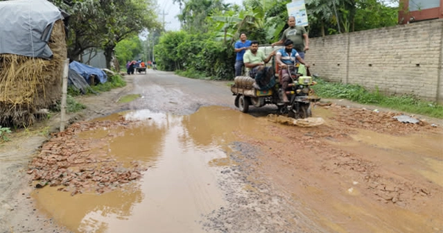কুষ্টিয়ায় খানাখন্দে ভরা সড়কে ভোগান্তি বাড়িয়েছে বৃষ্টি