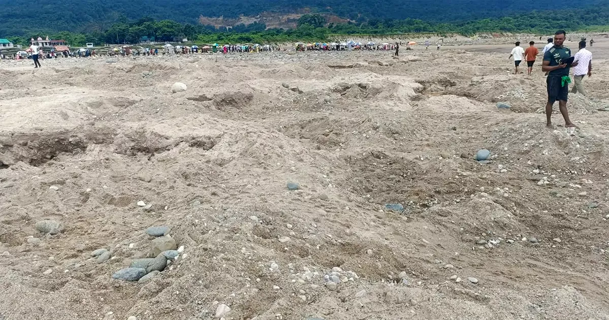 এক রাতের অভিযানে ১২ হাজার ঘনফুট পাথর ফিরল সাদাপাথরে