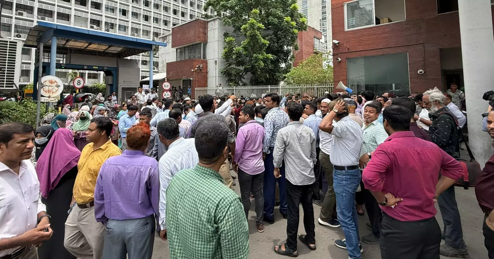 সরকারি কর্মচারী অধ্যাদেশ বাতিল দাবিতে সচিবালয়ে বিক্ষোভ