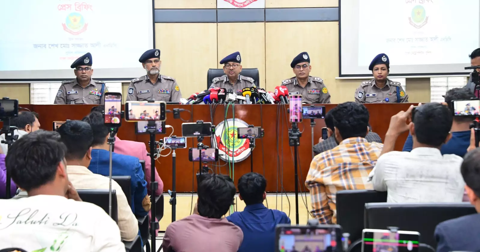 ঢাকায় ৩৭টি ভোটকেন্দ্র ঝুঁকিপূর্ণ, থাকবে বডি ক্যামেরা: ডিএমপি কমিশনার