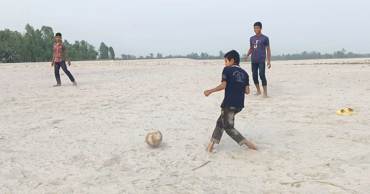 নদীভাঙন, দারিদ্র্য আর অবহেলার মাঝেও স্বপ্ন দেখে যারা