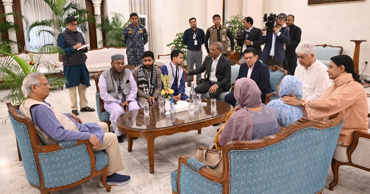 হাদির পরিবারের সঙ্গে প্রধান উপদেষ্টার সাক্ষাৎ, সর্বোত্তম চিকিৎসা নিশ্চিতের আশ্বাস