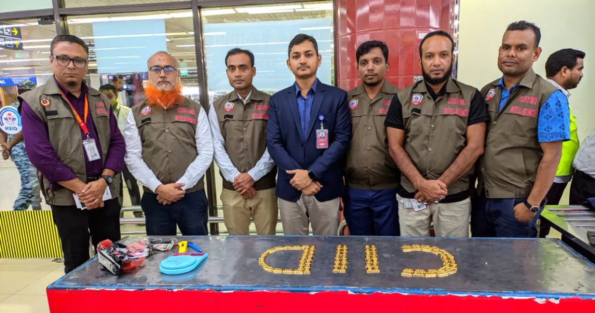 রানওয়েতে এয়ারলাইনসের কর্মীদের জুতা থেকে ৮০টি সোনার বার উদ্ধার