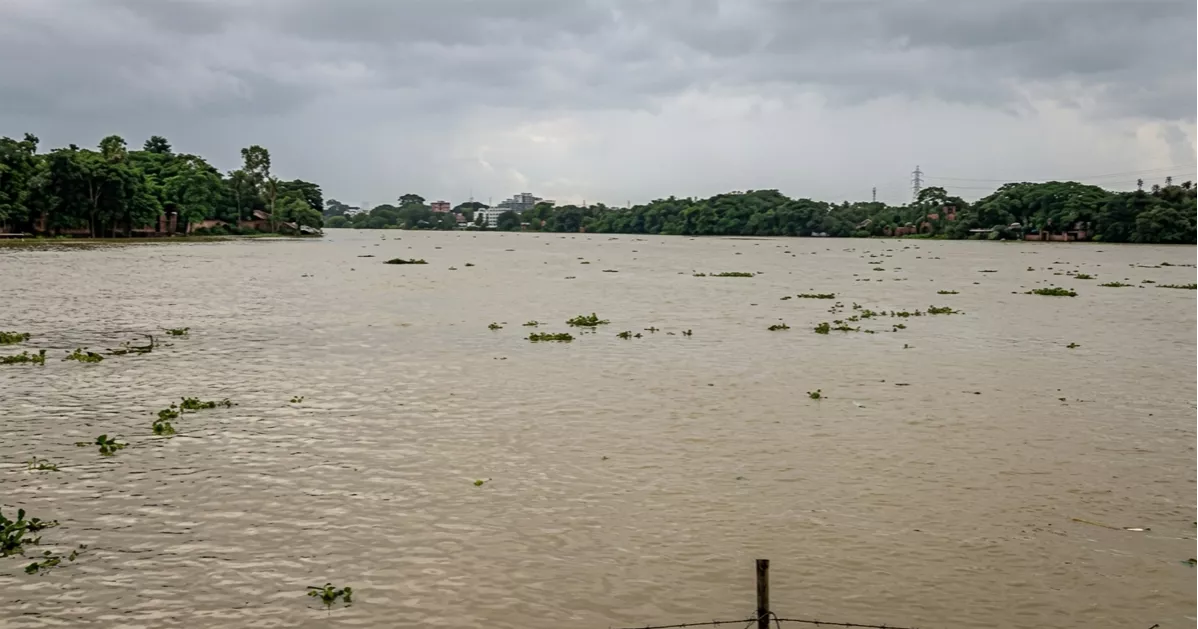 উজানের ঢল ও ভারী বৃষ্টিতে নদ-নদীর পানি বাড়ছে, তিন জেলায় বন্যার শঙ্কা