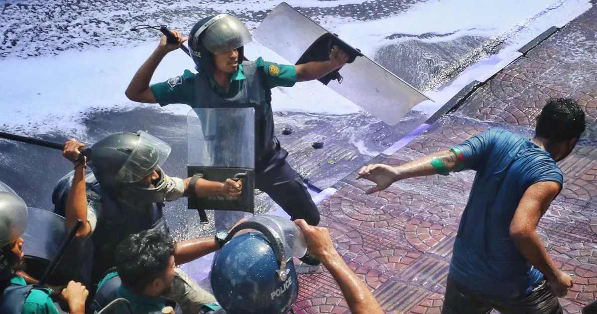 শাহবাগে শিক্ষার্থীদের আন্দোলনে পুলিশের লাঠিচার্জ, আহত ১০