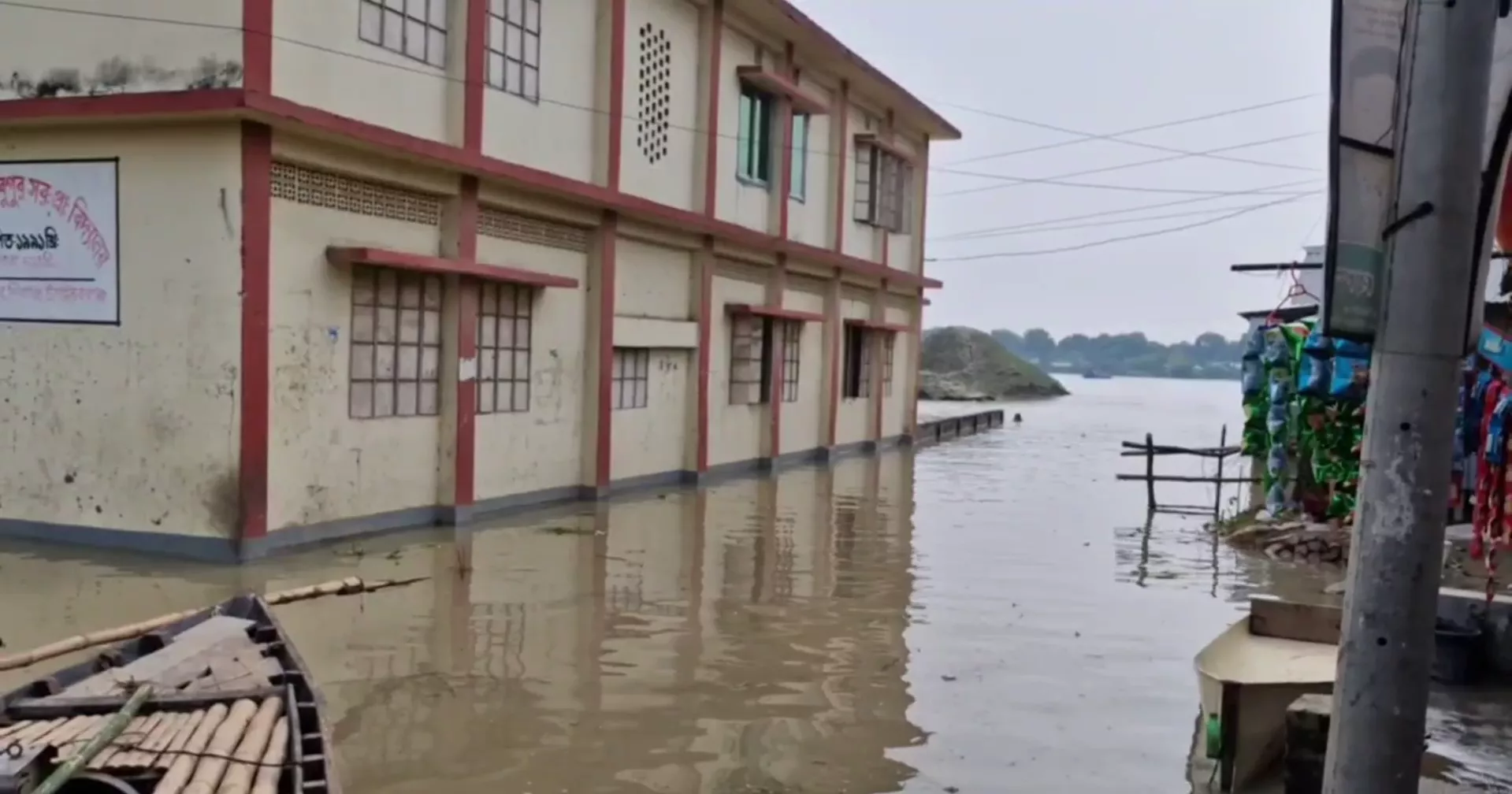 চাঁপাইয়ে পদ্মার পানি বেড়ে প্লাবিত নিম্নাঞ্চল, পানিবন্দি সাড়ে ৮ হাজার পরিবার