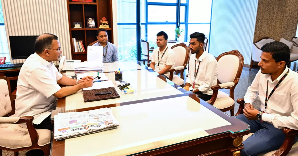রক্তমাখা পতাকা হাতে প্রধানমন্ত্রীর সঙ্গে সাক্ষাৎ করলেন আজিজুর