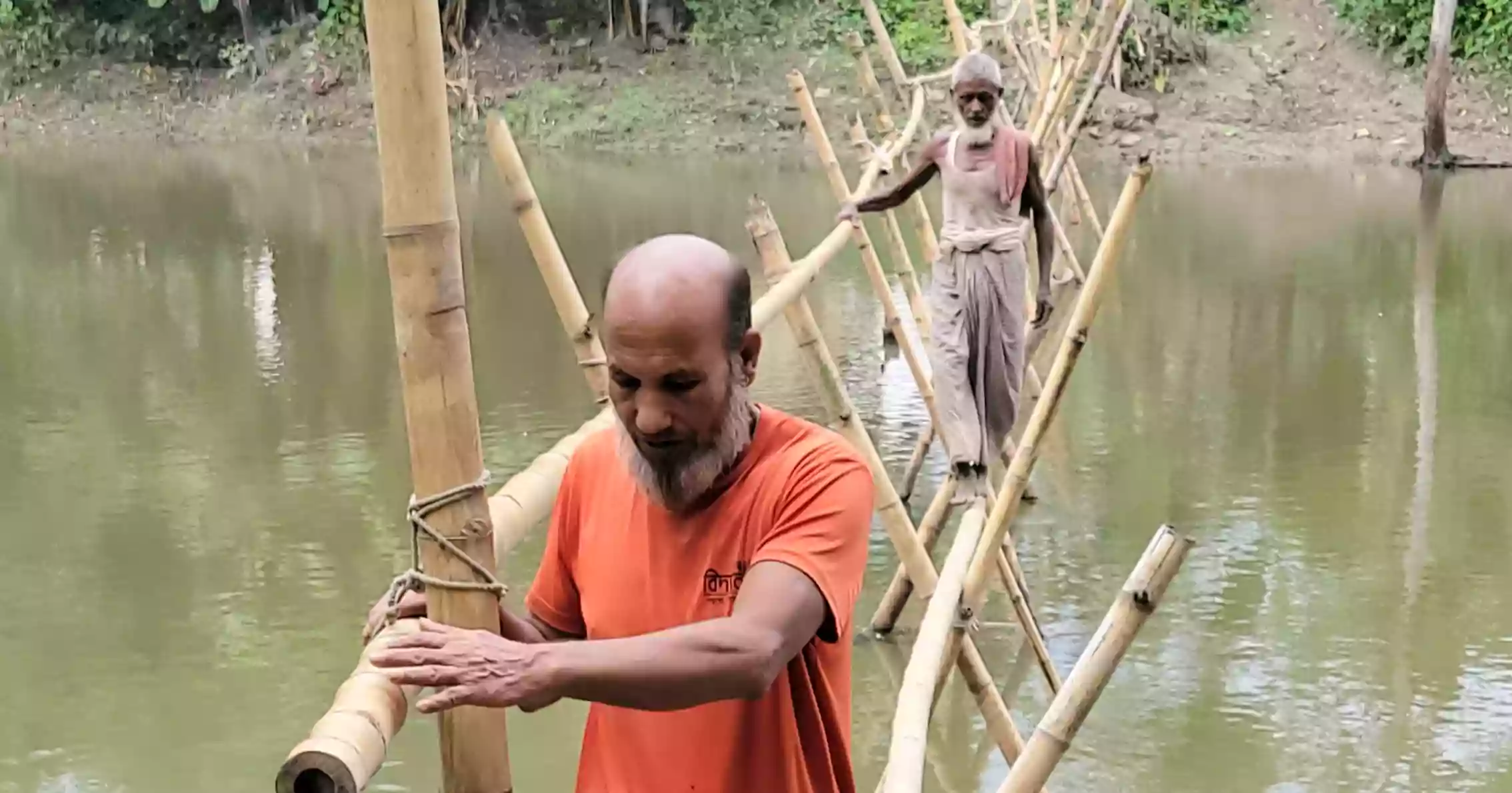 বাঁশের সরু সাঁকোই আট গ্রামের মানুষের ভরসা