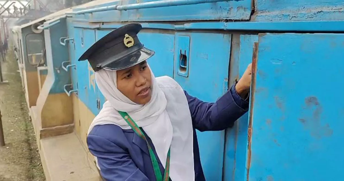 ১০ মাসের সন্তান বাড়িতে রেখে ট্রেন চালাচ্ছেন ফরিদা