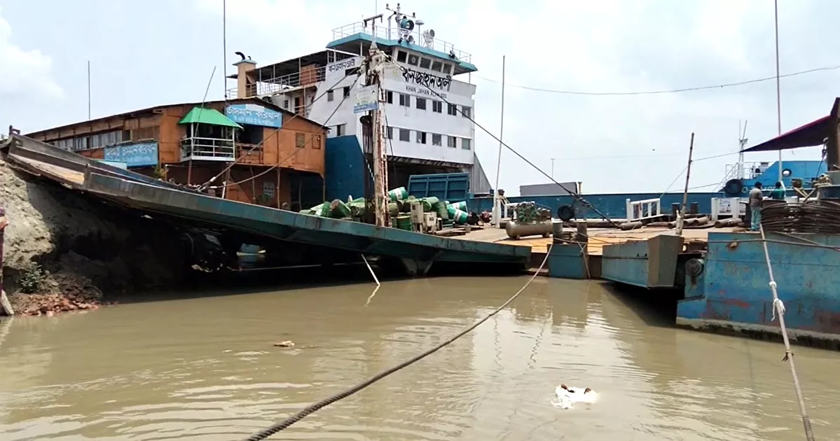 পদ্মায় পানি বাড়ায় ফেরি চলাচল ব্যাহত, পাটুরিয়ায় ফেরি-লঞ্চে ওঠানামায় বেড়েছে দুর্ভোগ