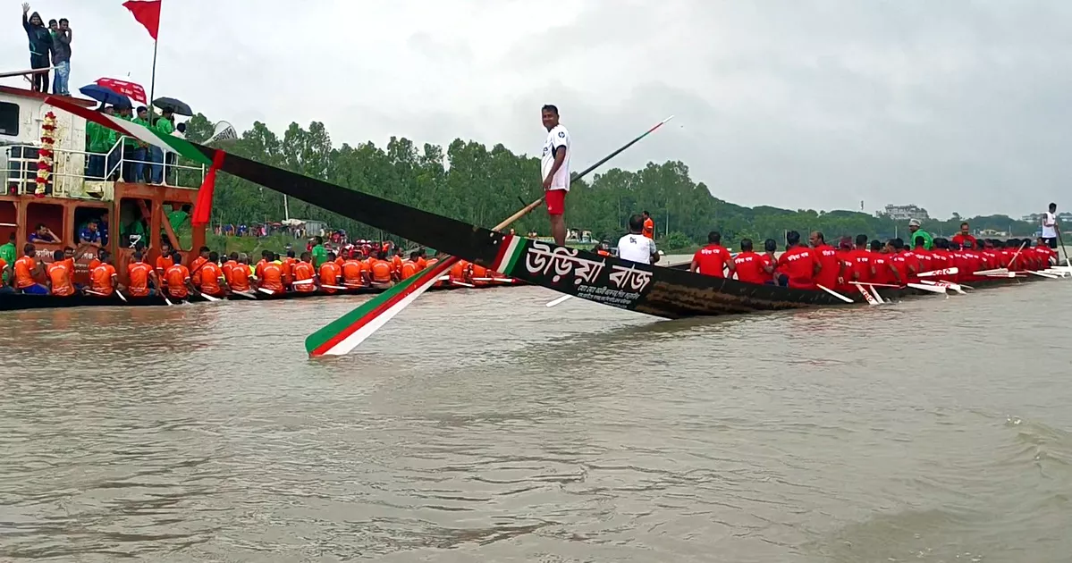 মানিকগঞ্জের কালিগঙ্গায় ঐতিহ্যবাহী নৌকাবাইচ অনুষ্ঠিত