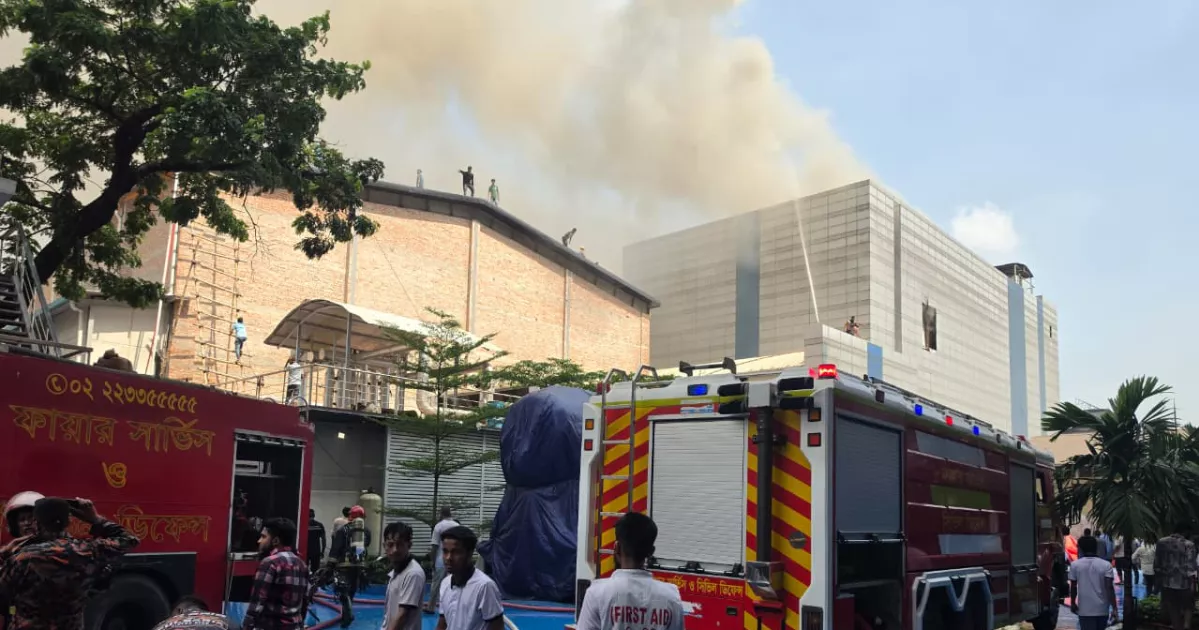টঙ্গীতে ড্রাগ ইন্টারন্যাশনালের কারখানায় আগুন নিয়ন্ত্রণে কাজ করছে ২০ ইউনিট