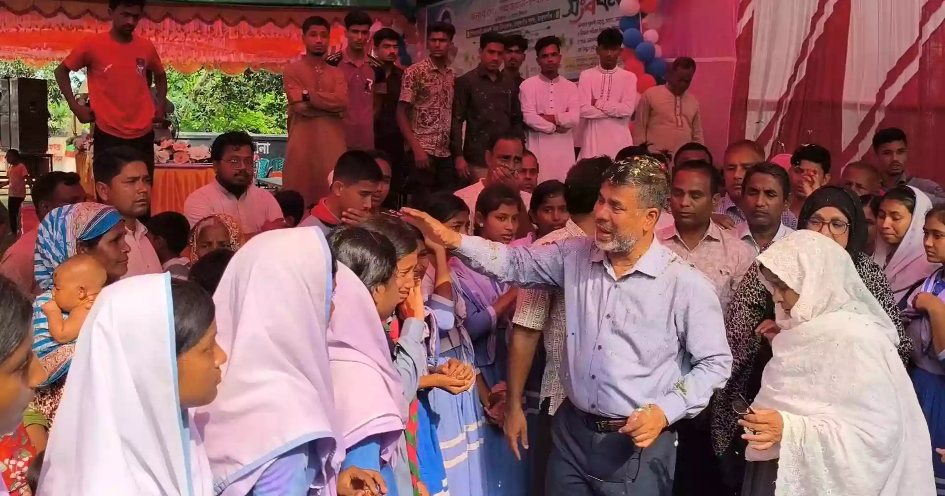 এক শিক্ষকের বিদায়ে কাঁদল পুরো বিদ্যালয়