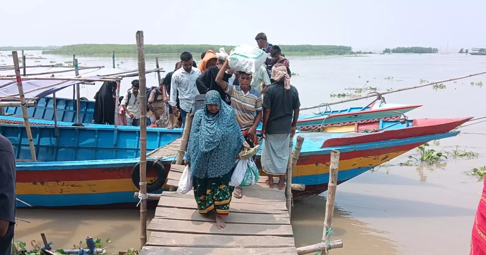 নাজিরগঞ্জ-ধাওয়াপাড়া রুটে ১১ দিন ফেরি বন্ধ, ট্রলার ও স্পিডবোটে বাড়তি ভাড়া আদায়ের অভিযোগ