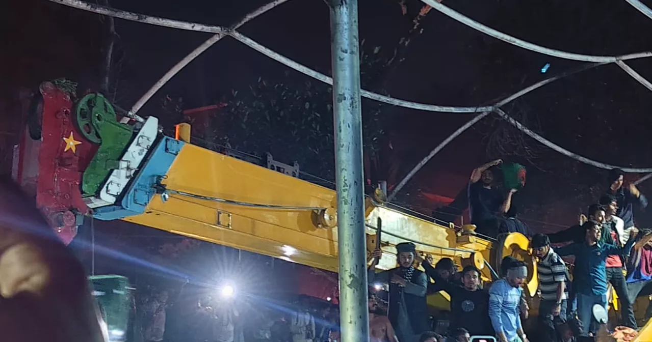 ক্রেন দিয়ে ধানমণ্ডির ৩২ নম্বর বাড়ি গুঁড়িয়ে দেওয়া হচ্ছে