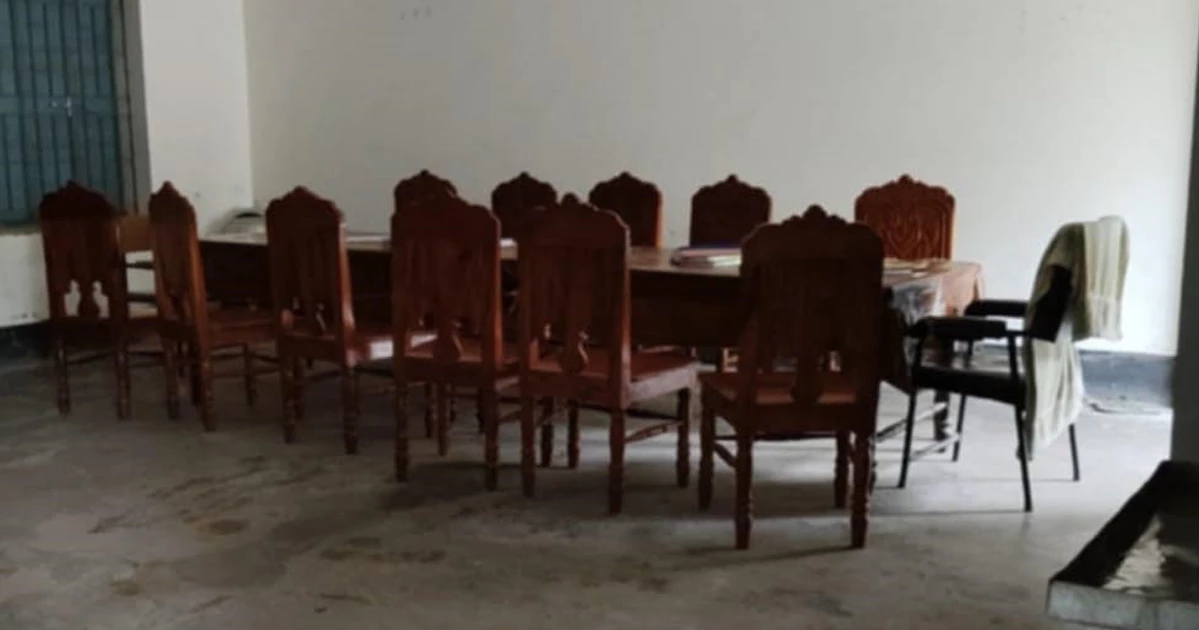 একটা বাজলেই পড়ে ছুটির ঘণ্টা, শিক্ষার্থী-অভিভাবকদের অসন্তোষ