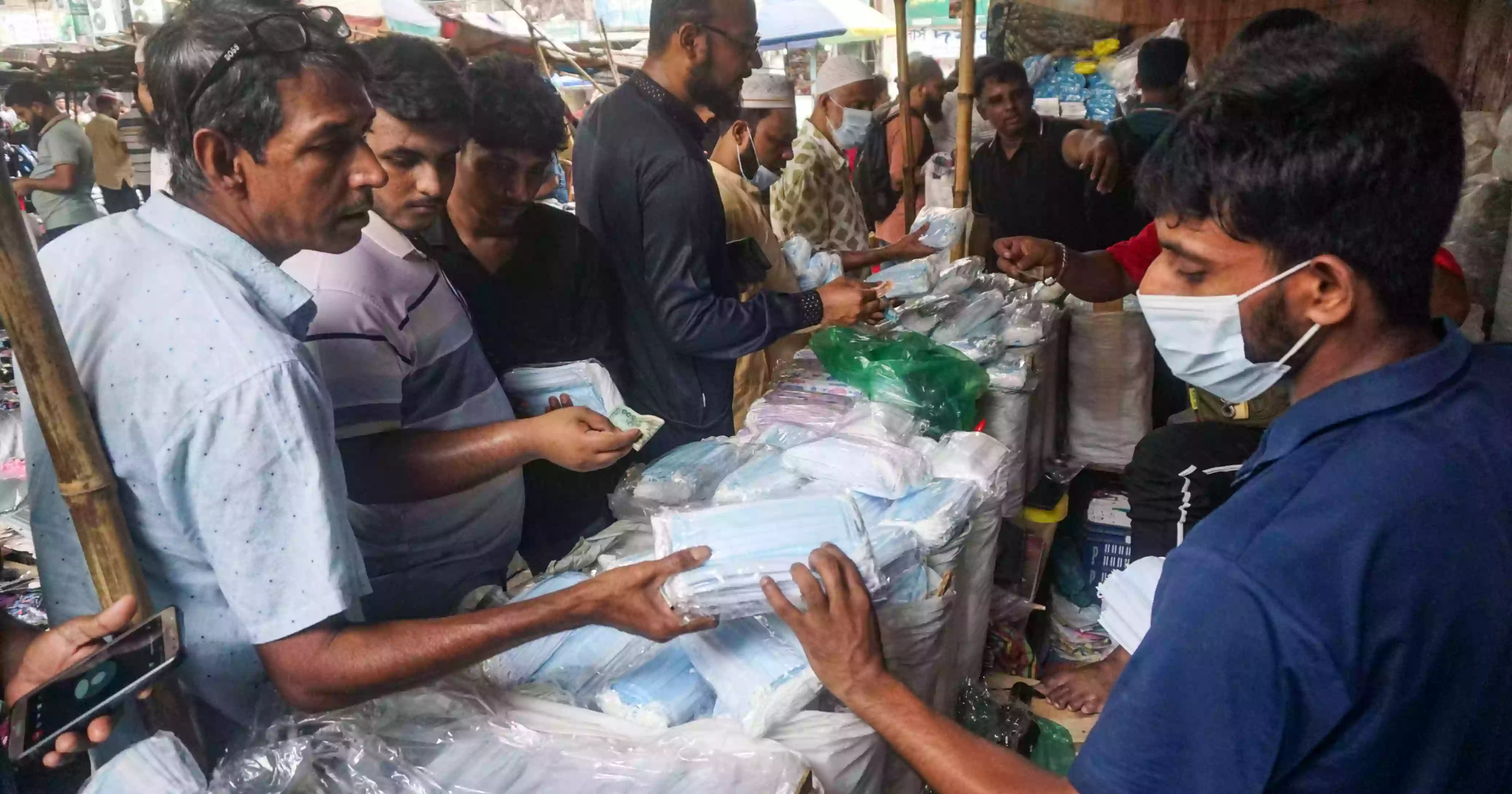 ছড়াচ্ছে করোনা, বাড়ছে মাস্কের দাম