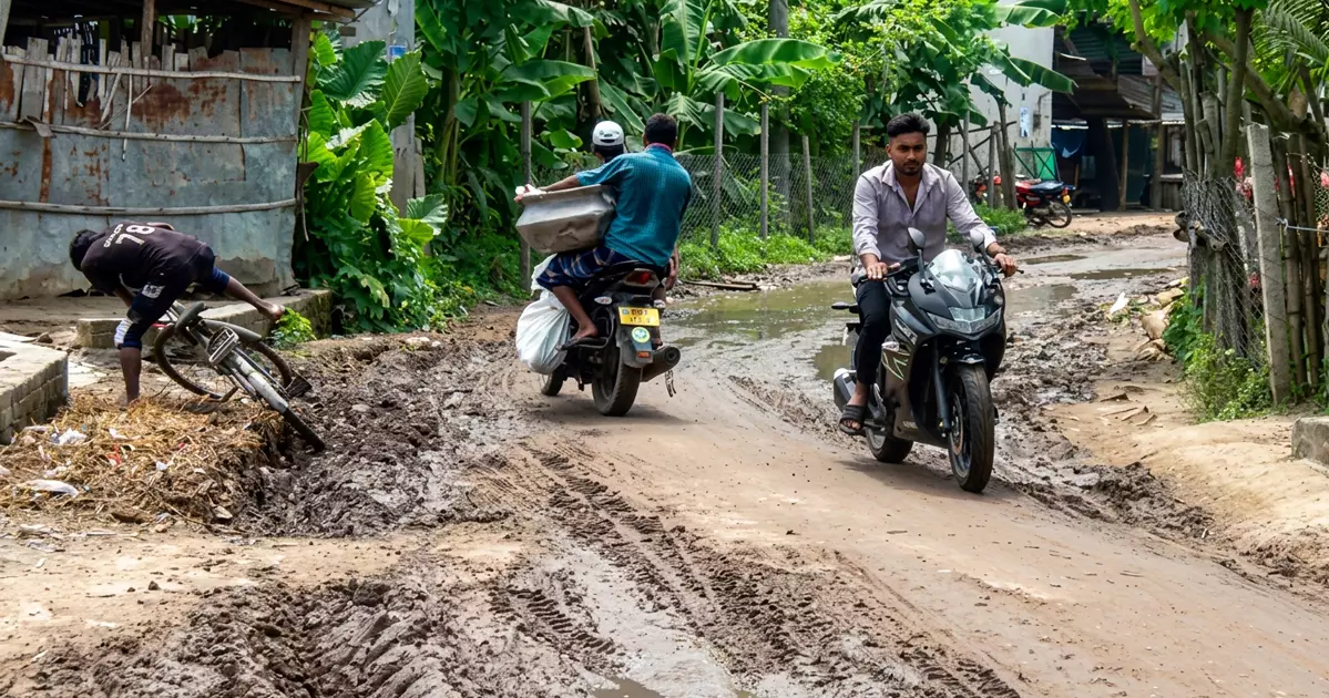 চাঁপাইনবাবগঞ্জে গ্রামীণ সড়ক বেহাল, দুর্ভোগে কয়েক গ্রামের মানুষ