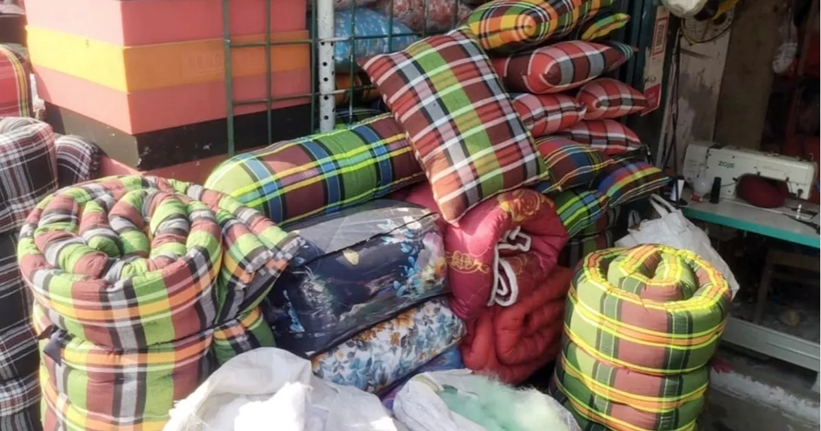 ১১ ডিগ্রিতে নামল চুয়াডাঙ্গার তাপমাত্রা, লেপ-তোশকের দোকানে ভিড়