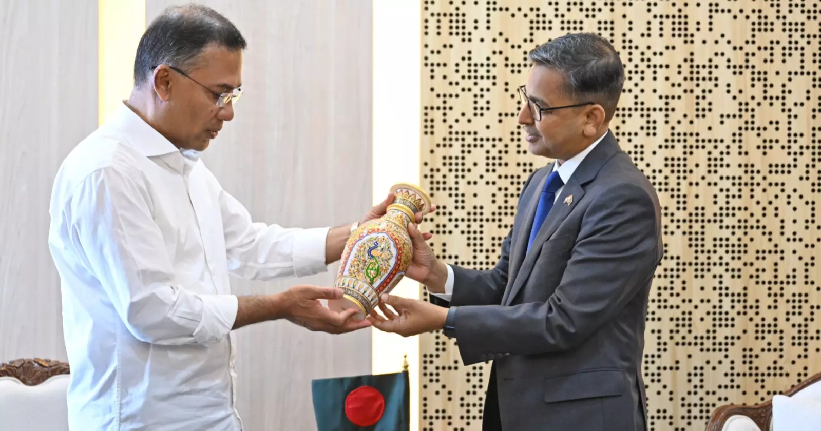 ঢাকার সঙ্গে ইতিবাচক ও গঠনমূলকভাবে কাজ করতে আগ্রহী দিল্লি: প্রধানমন্ত্রীকে প্রণয় ভার্মা