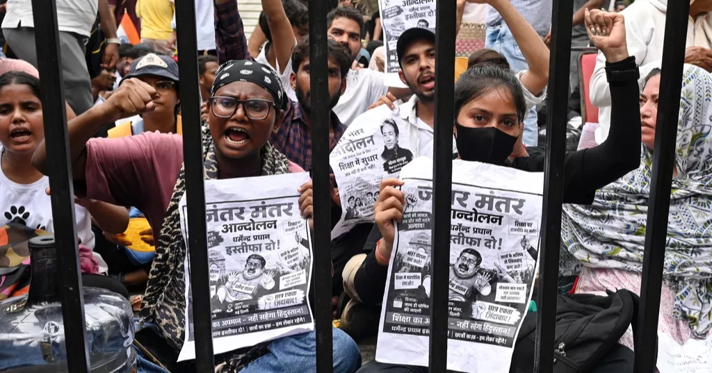 শিক্ষামন্ত্রীর পদত্যাগ দাবিতে দিল্লিতে বিক্ষোভ অব্যাহত