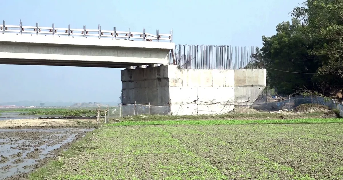 সেতু নির্মাণে স্থবিরতা, চাঁপাইনবাবগঞ্জের তিন ইউনিয়নের মানুষের ভোগান্তি