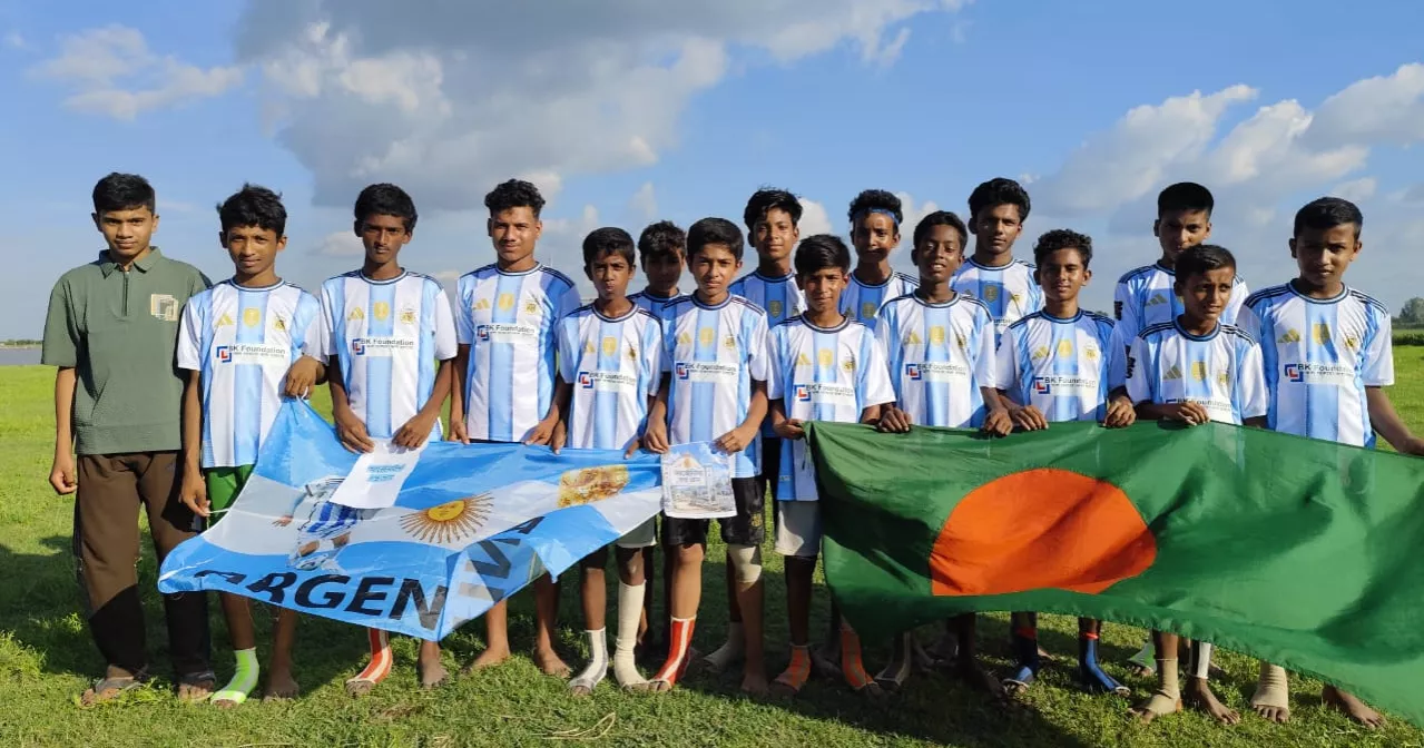 যমুনায় হারিয়ে যাওয়ার আগে শেষবারের মতো মাতল ঢালারচরের ফুটবল মাঠ
