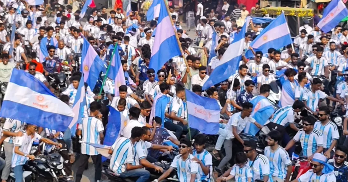 চুয়াডাঙ্গায় ২ হাজার ফুট আর্জেন্টিনা পতাকা নিয়ে সমর্থকদের শোভাযাত্রা