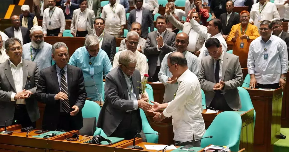 নবনির্বাচিত রাষ্ট্রপতিকে প্রধানমন্ত্রীর লাল গোলাপ শুভেচ্ছা