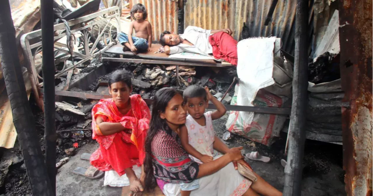 শ্যামল পল্লী বস্তিতে আগুন: অগণন স্বপ্ন পুড়ে ছাই হতে দেখল বাসিন্দারা