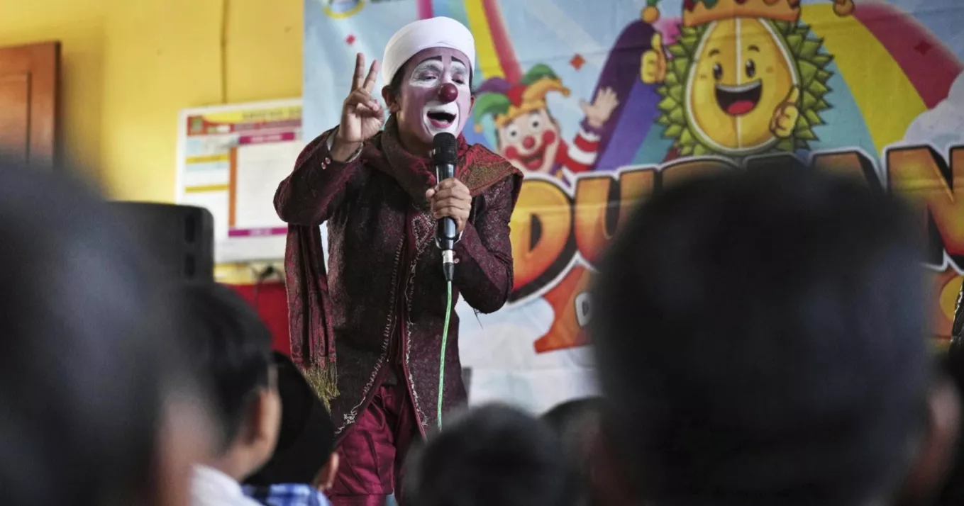 ভাঁড়ামির মাধ্যমে শিশুদের ইসালামি শিক্ষা দিচ্ছেন তিনি