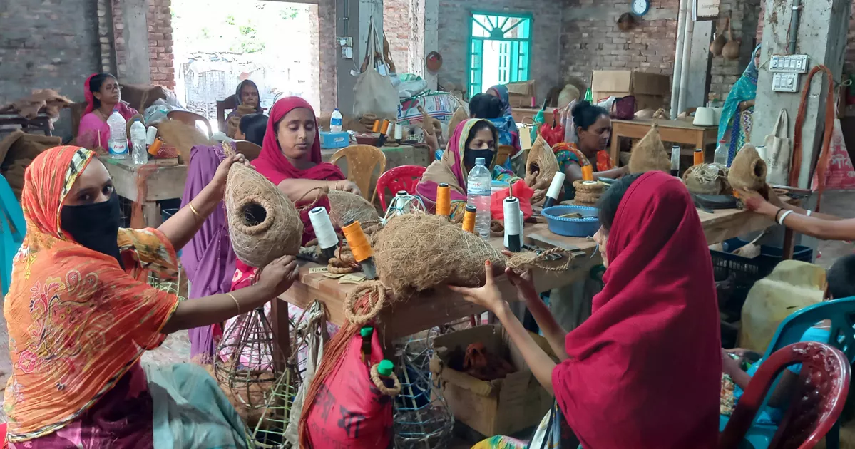 ইউরোপে ছড়িয়ে পড়ছে বাগেরহাটের নারীদের হাতে তৈরি পাখির বাসা, খেলনা